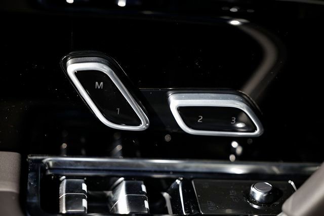 New 2025 Land Rover Range Rover Long Wheelbase SE AWD/4WD image 16