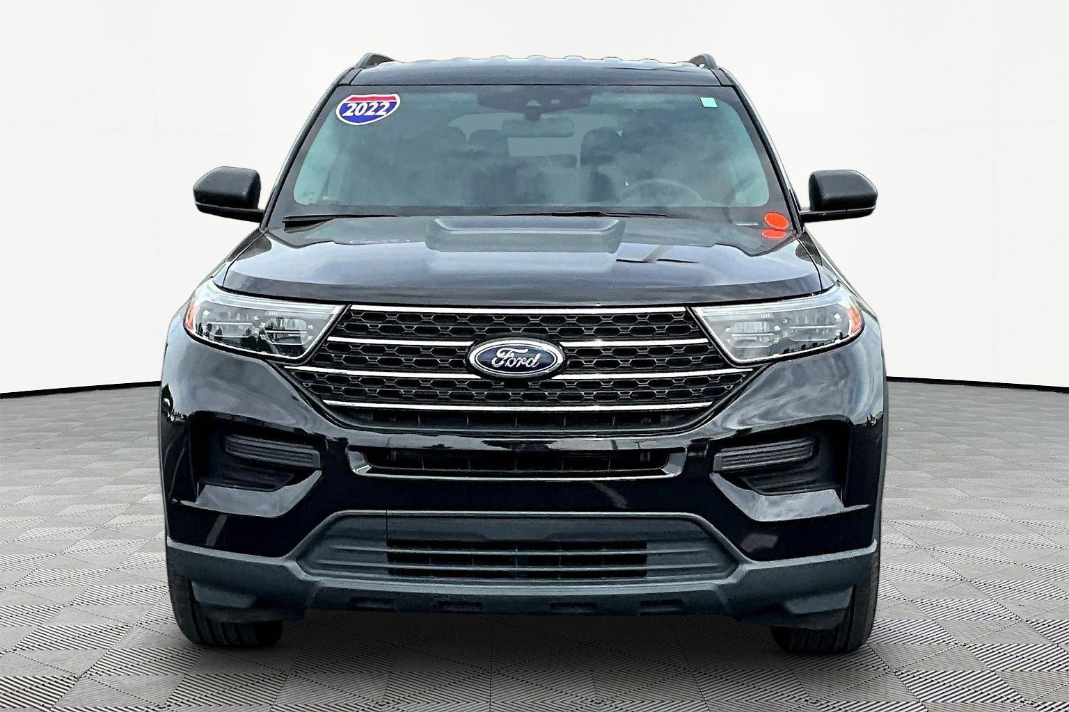 Used 2022 Ford Explorer XLT AWD/4WD image 2
