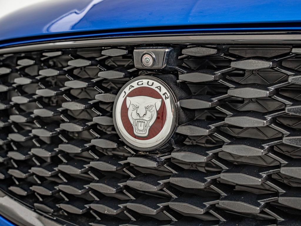 Used 2022 Jaguar F-PACE SVR image 3