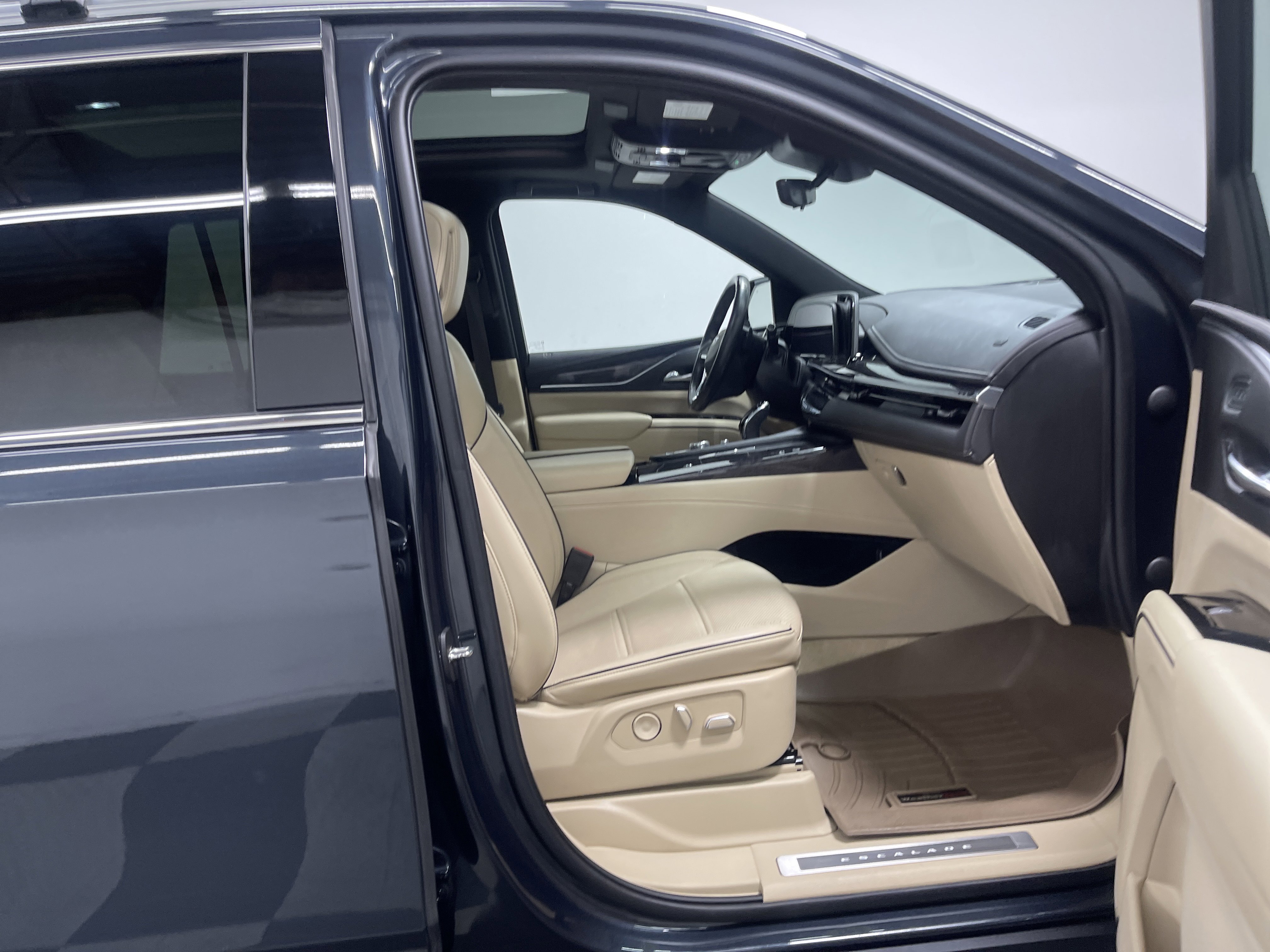 Used 2022 Cadillac Escalade Premium Luxury w/ Performance Package AWD/4WD image 26