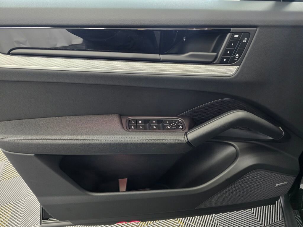 Certified 2025 Porsche Cayenne image 25