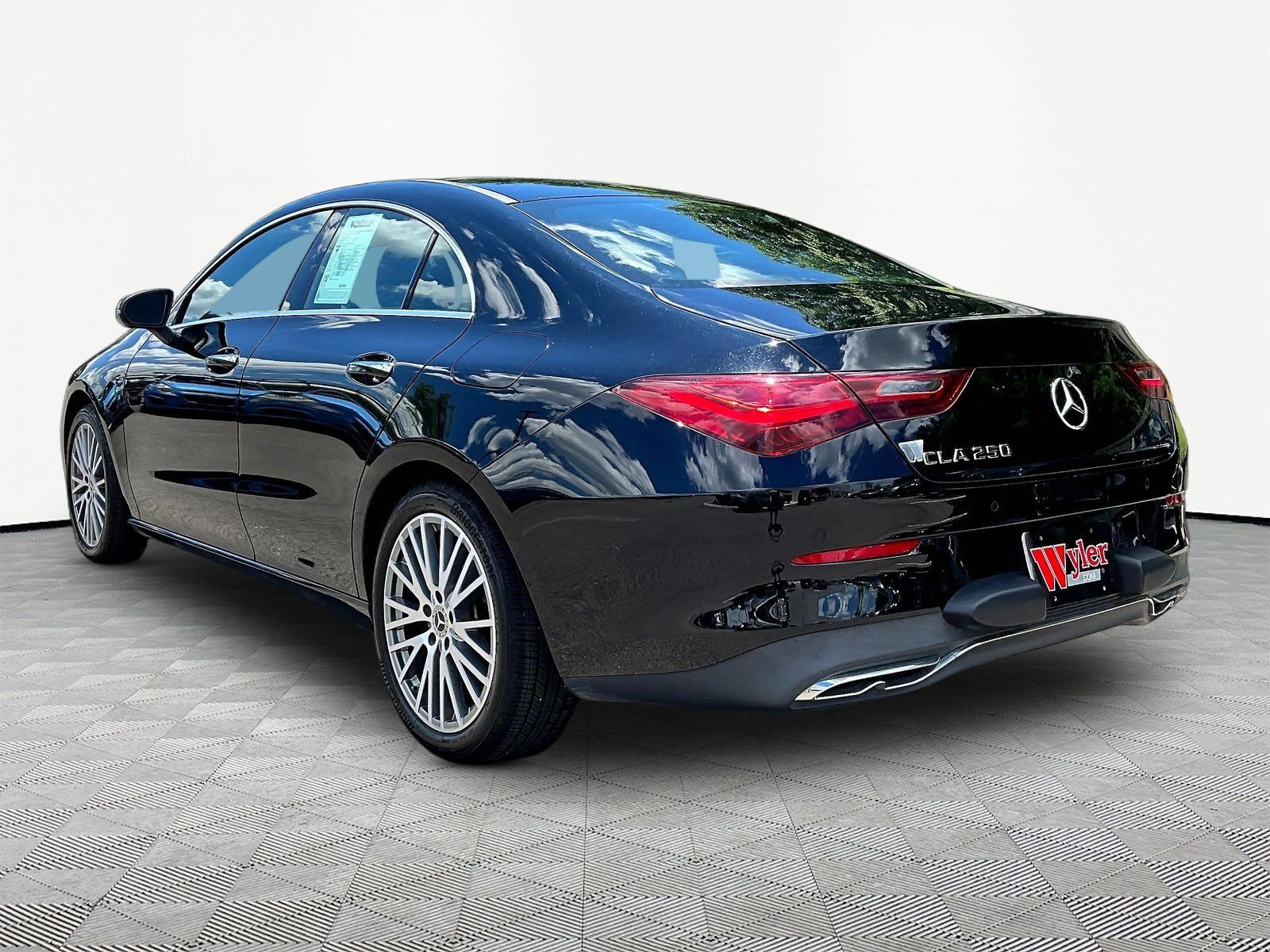 Used 2025 Mercedes-Benz CLA 250 image 4