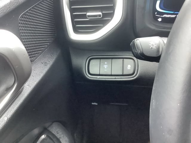 Certified 2025 Hyundai Venue SEL FWD image 20