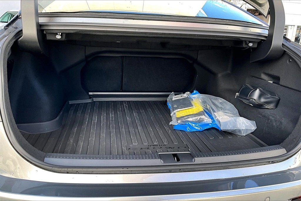 New 2024 Toyota Crown Platinum image 7