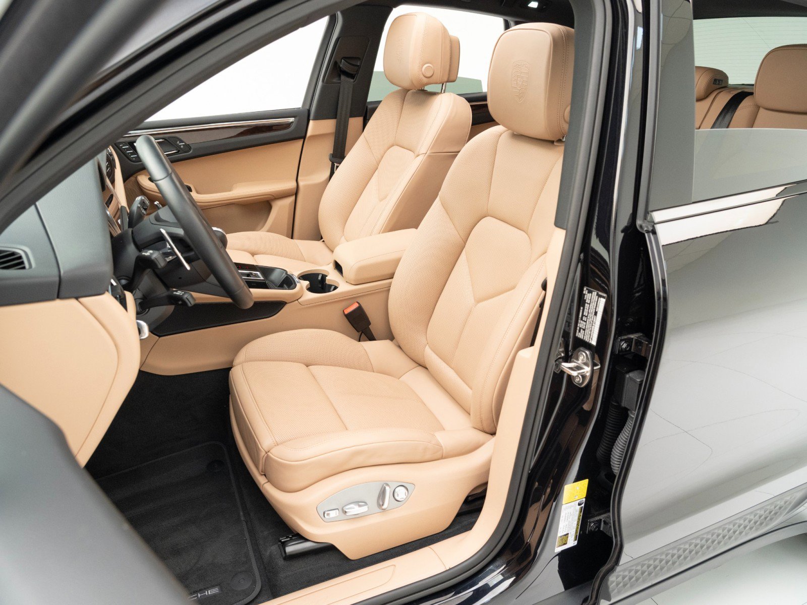 Certified 2025 Porsche Macan image 5