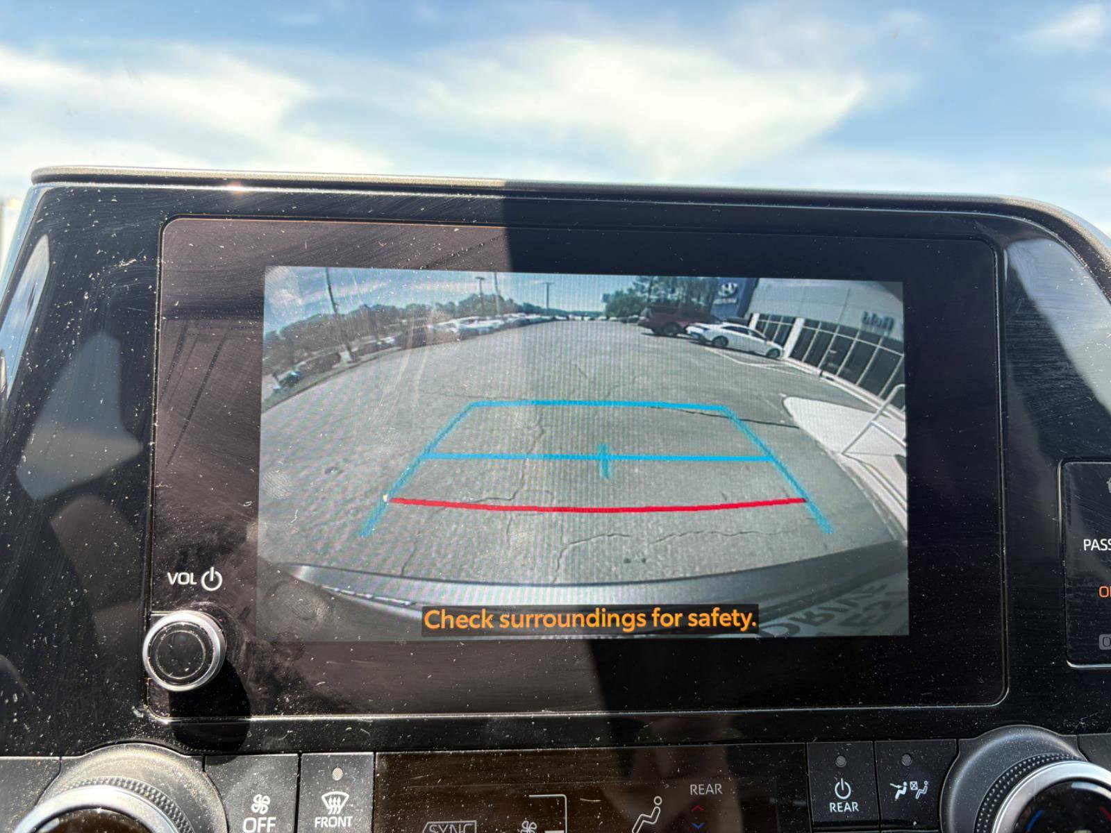 Used 2024 Toyota Highlander LE FWD image 27