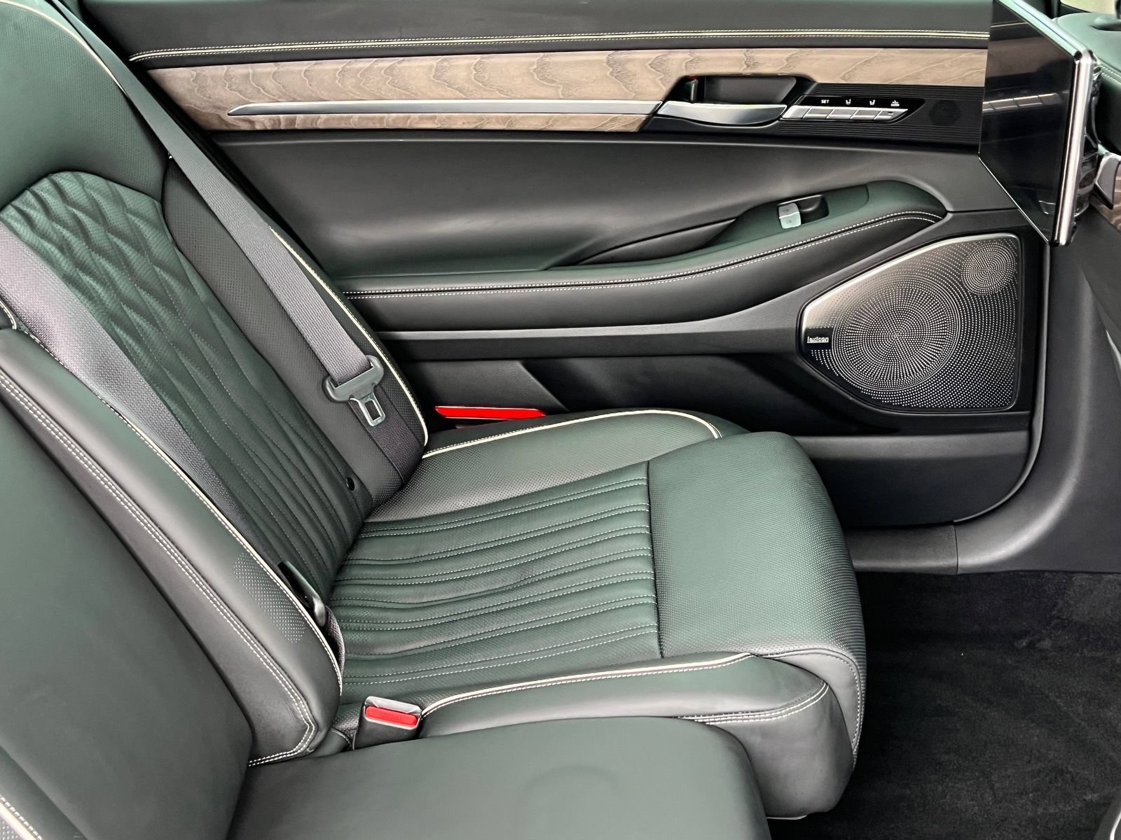 Used 2022 Genesis G90 5.0 Ultimate RWD image 11