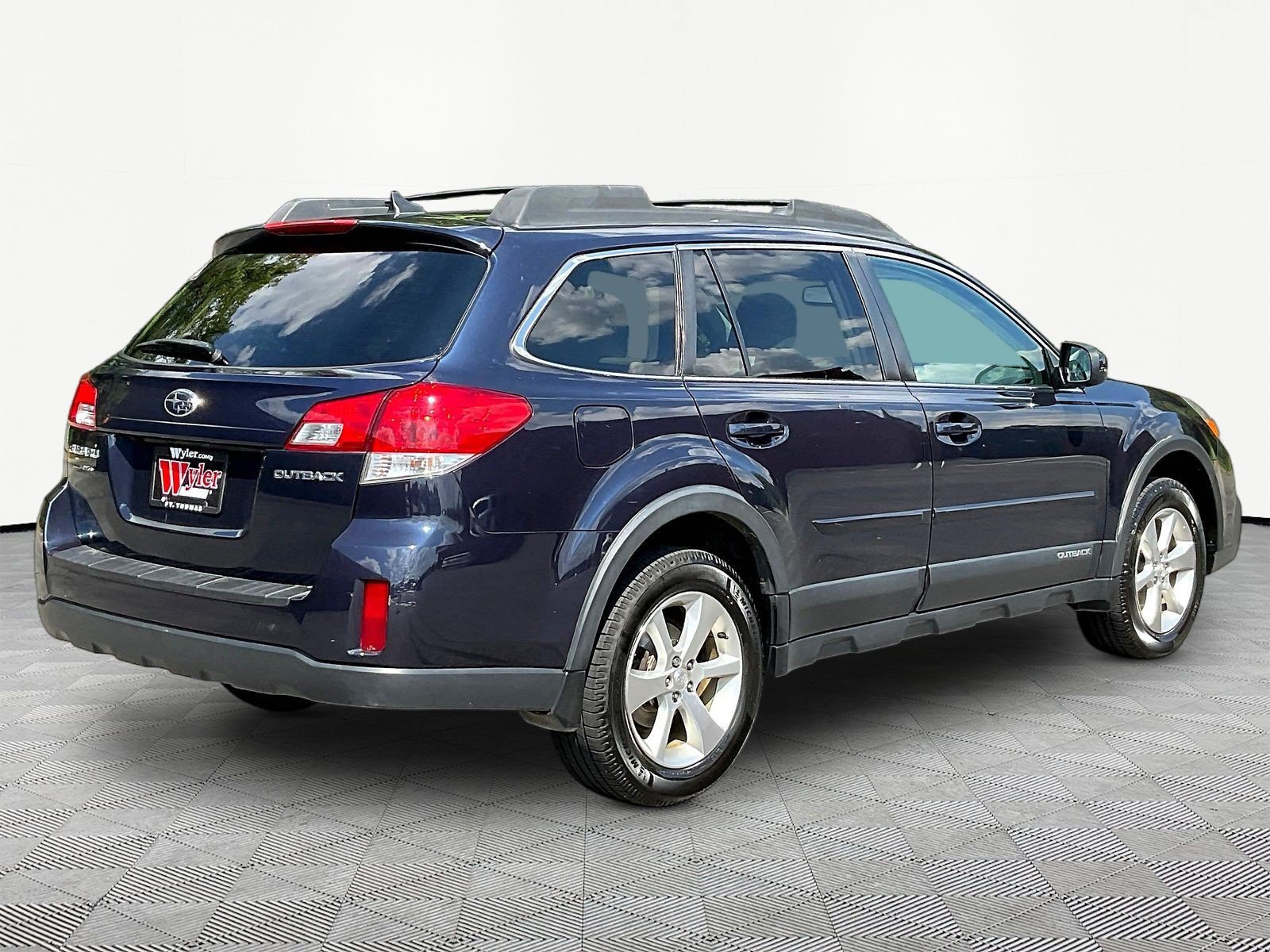 Used 2013 Subaru Outback 2.5i Limited w/ Moonroof Pkg AWD/4WD image 6