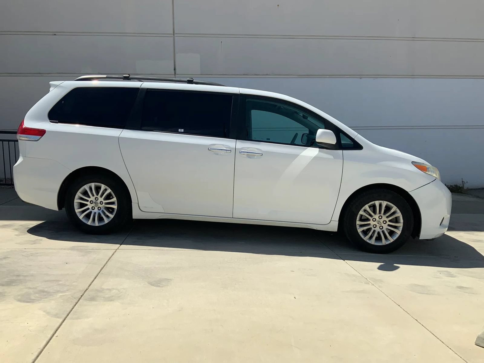Used 2012 Toyota Sienna XLE w/ XLE Navigation Pkg FWD image 4