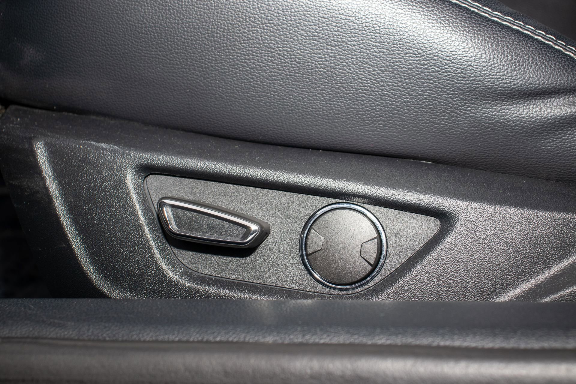 Used 2019 Ford Mustang Premium w/ Ecoboost Performance Package image 16