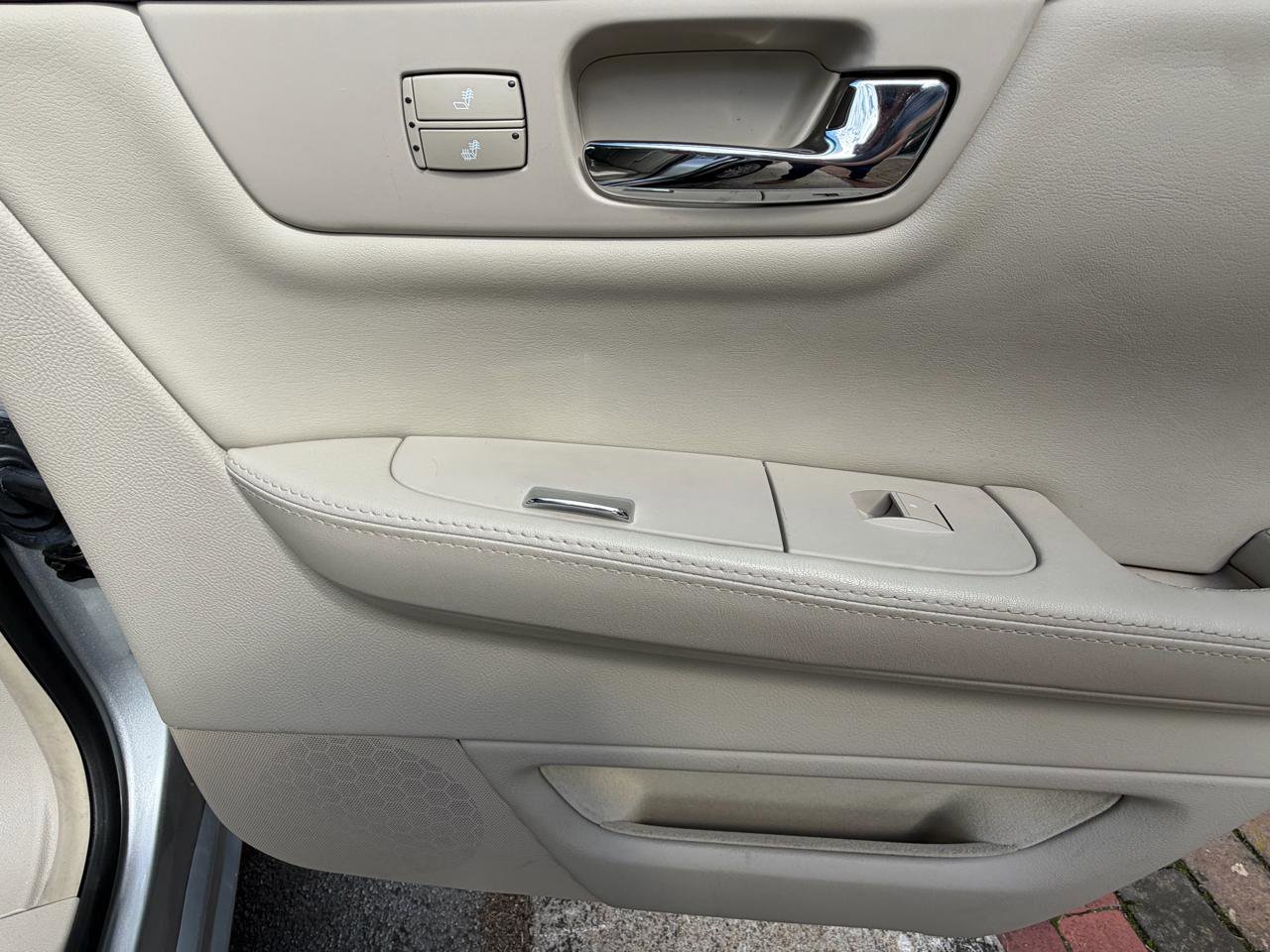 Used 2010 Cadillac DTS Luxury FWD image 32