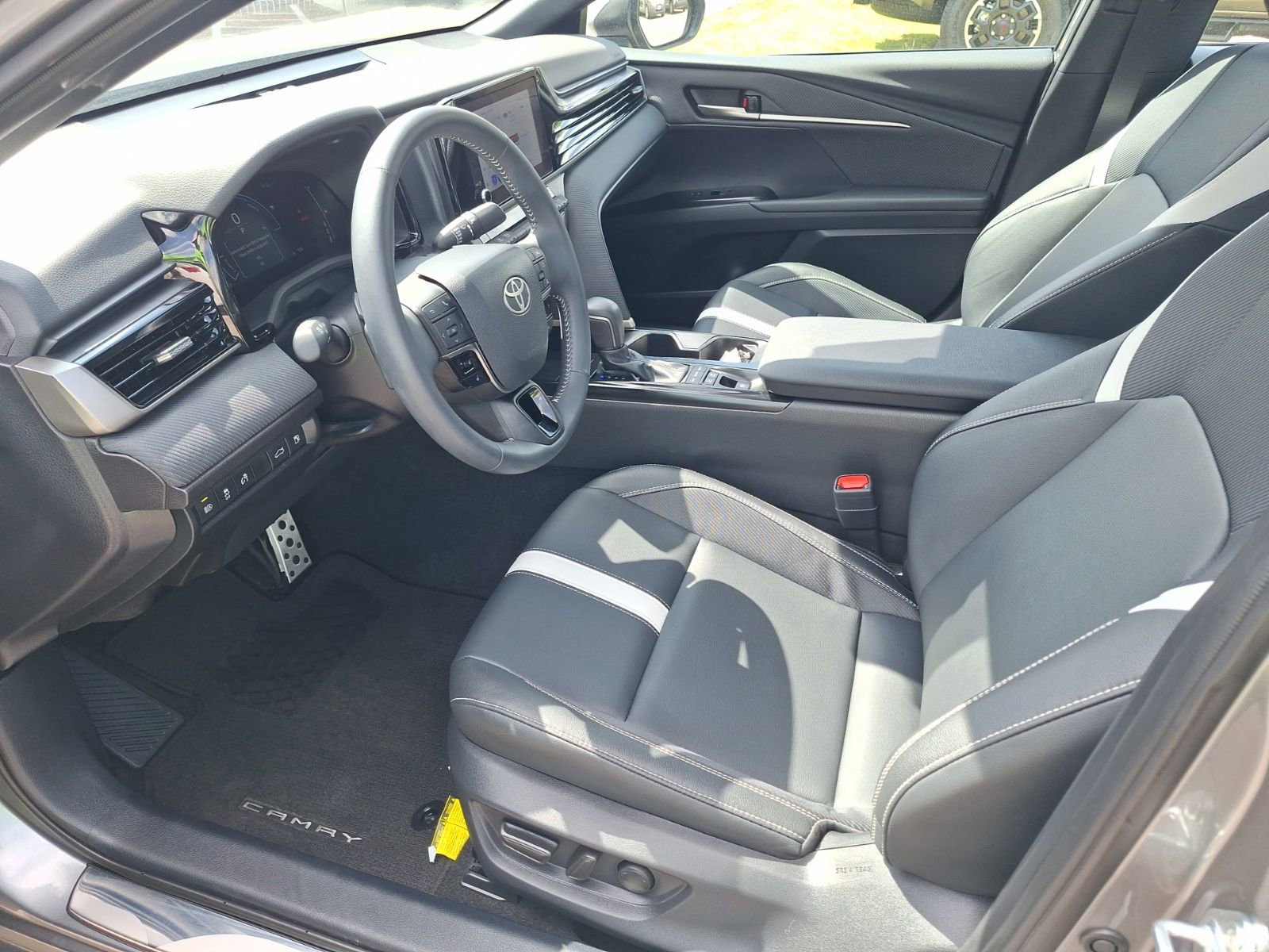 Used 2025 Toyota Camry SE w/ Convenience Package FWD image 15