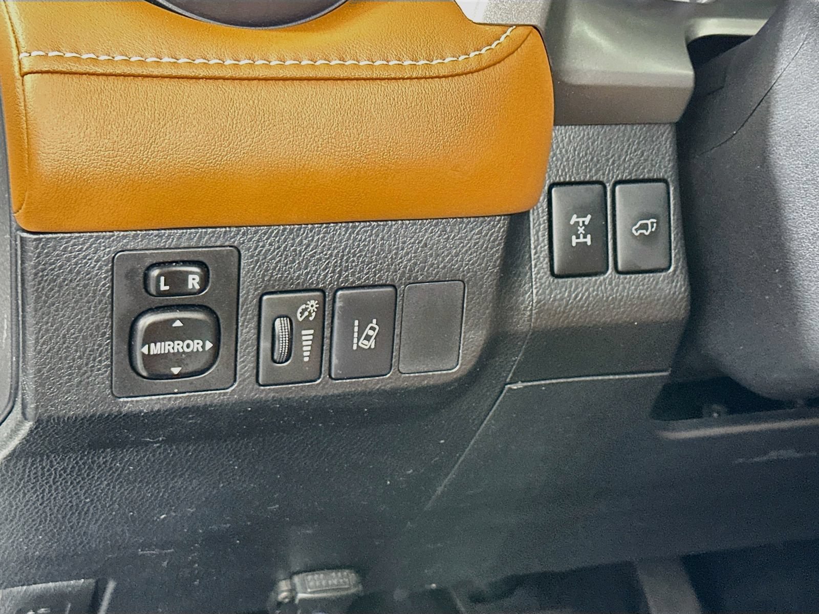 Used 2016 Toyota RAV4 Limited AWD/4WD image 10