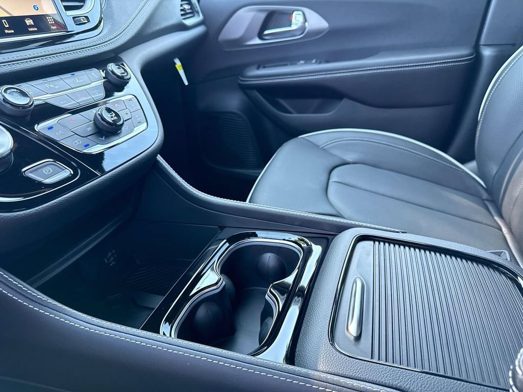 New 2027 Chrysler Pacifica Limited w/ S Appearance Package FWD image 24