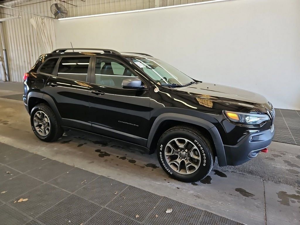 Used 2020 Jeep Cherokee Trailhawk image 3