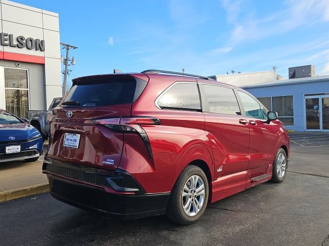 Used 2023 Toyota Sienna XSE w/ XSE Plus Package image 13