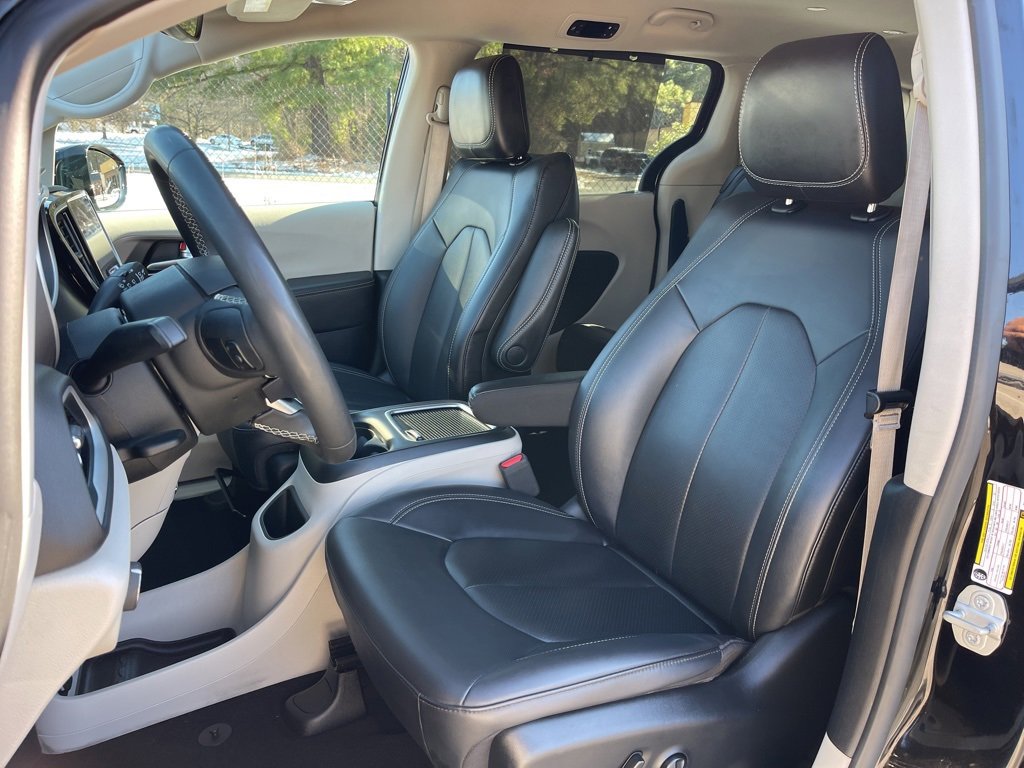 Used 2024 Chrysler Pacifica Touring-L image 19