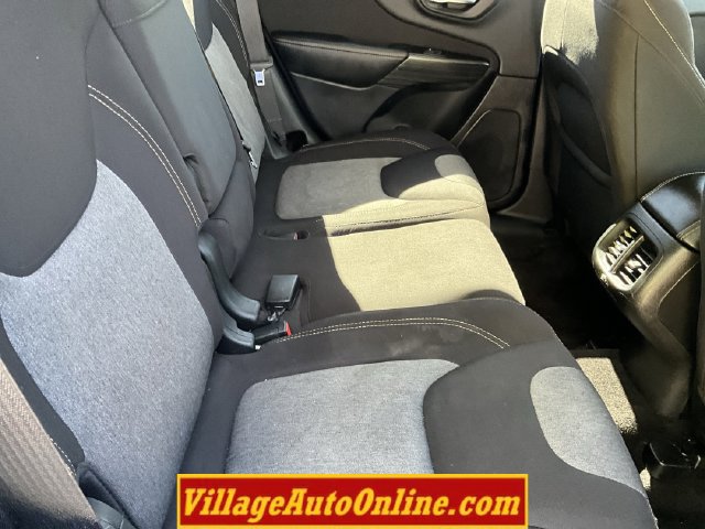 Used 2017 Jeep Cherokee Sport w/ Cold Weather Group FWD image 40