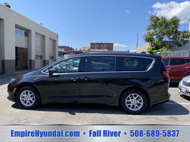 Used 2023 Chrysler Voyager LX FWD image 3