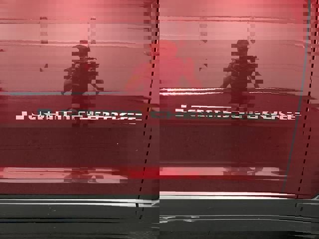 Used 2023 Jeep Grand Cherokee Laredo image 31