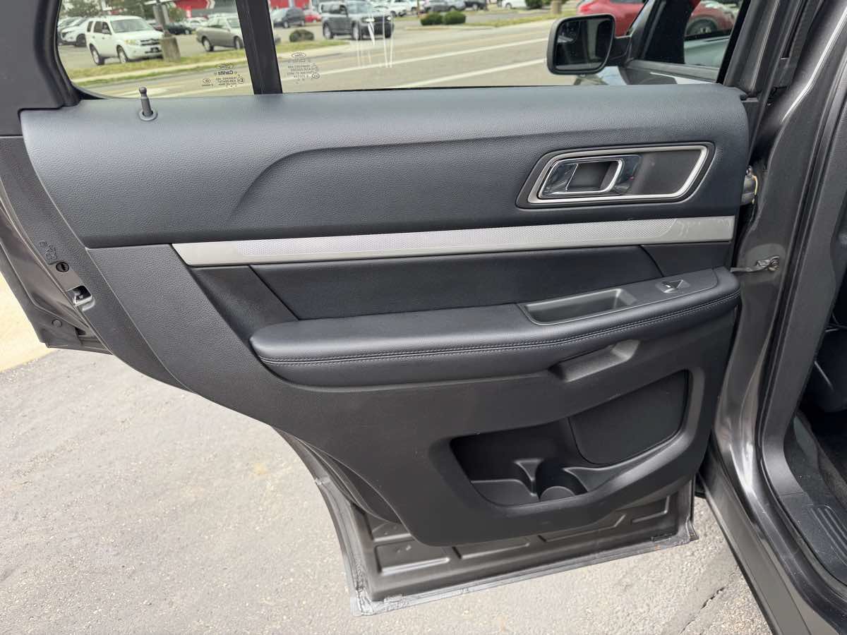Used 2016 Ford Explorer XLT w/ Equipment Group 202A AWD/4WD image 15