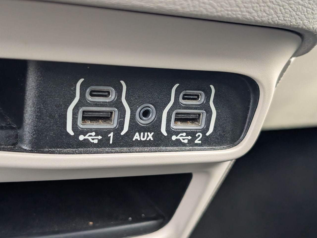 Used 2023 Chrysler Pacifica Touring-L FWD image 17