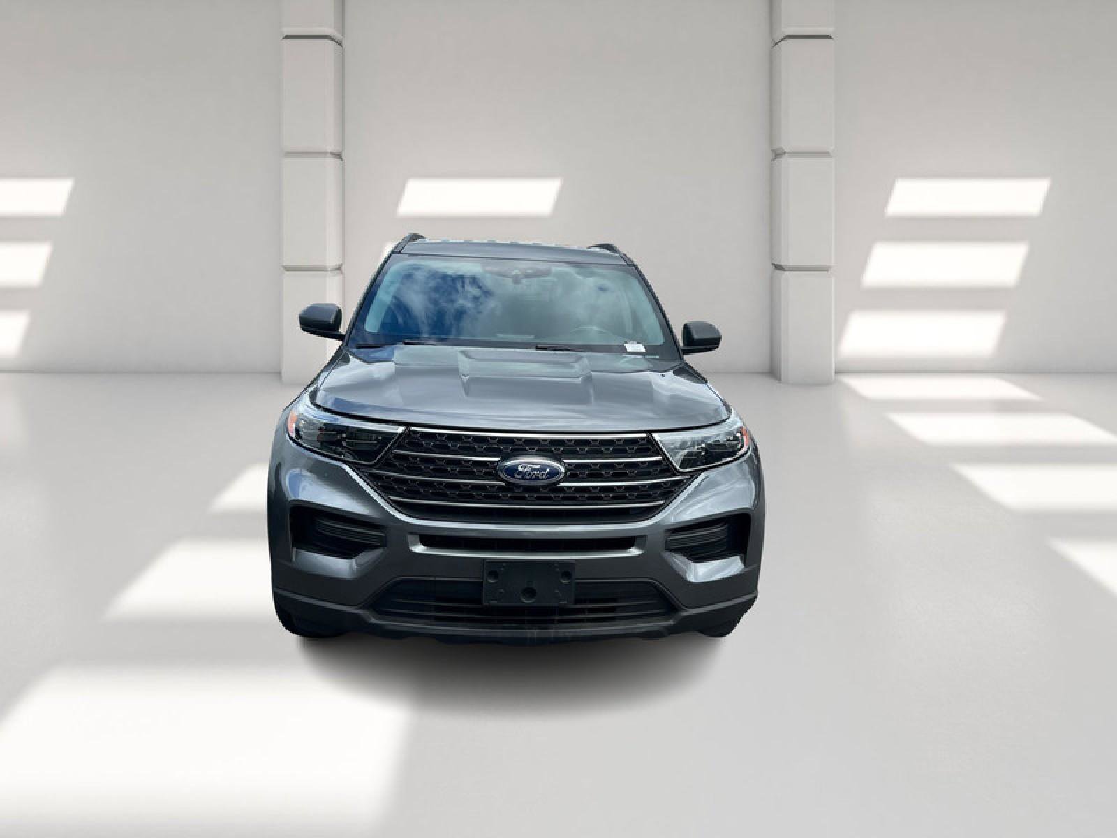 Used 2023 Ford Explorer XLT image 2