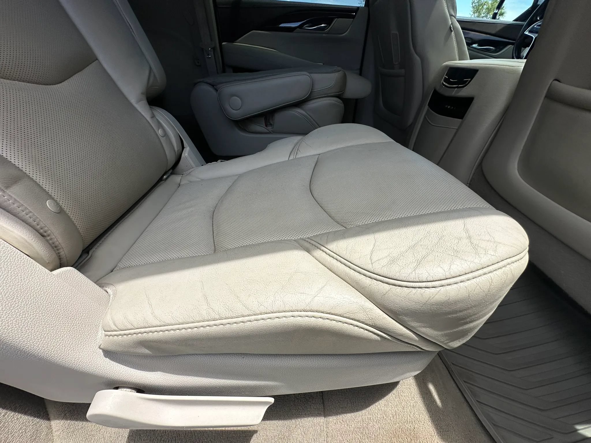 Used 2016 Cadillac Escalade ESV Luxury AWD/4WD image 19