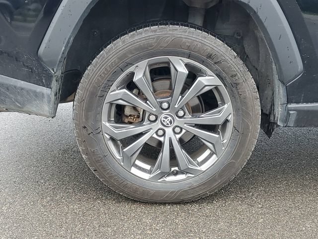 Used 2022 Toyota RAV4 XLE Premium AWD/4WD image 5