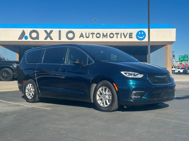 Used 2025 Chrysler Pacifica Select