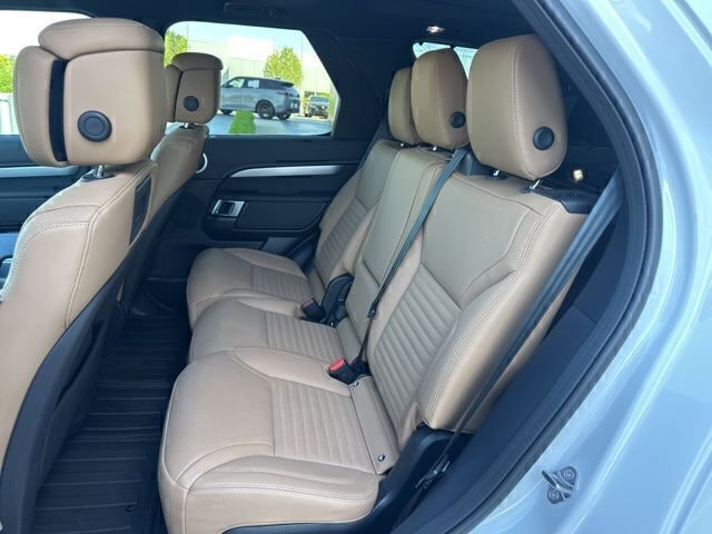 Used 2025 Land Rover Discovery Dynamic SE image 10