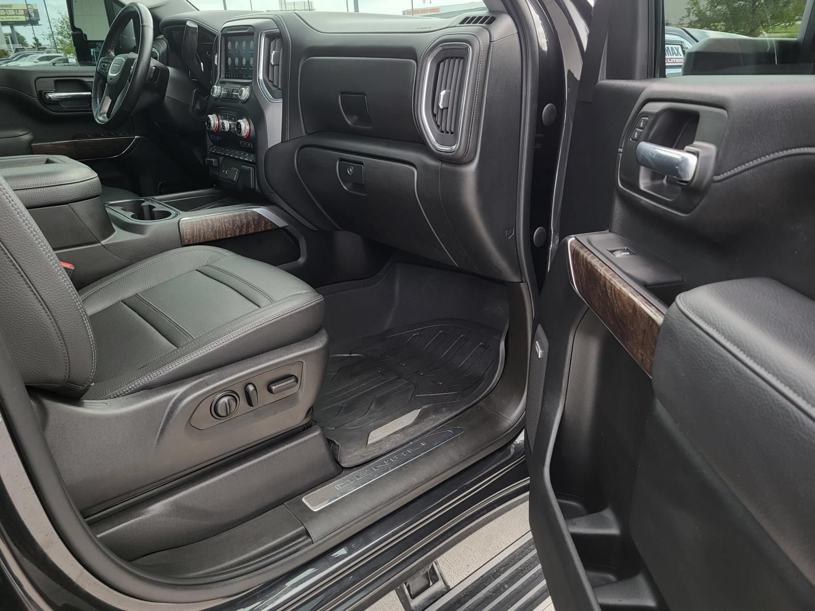 Used 2021 GMC Sierra 3500 Denali w/ Denali Ultimate Package AWD/4WD image 8