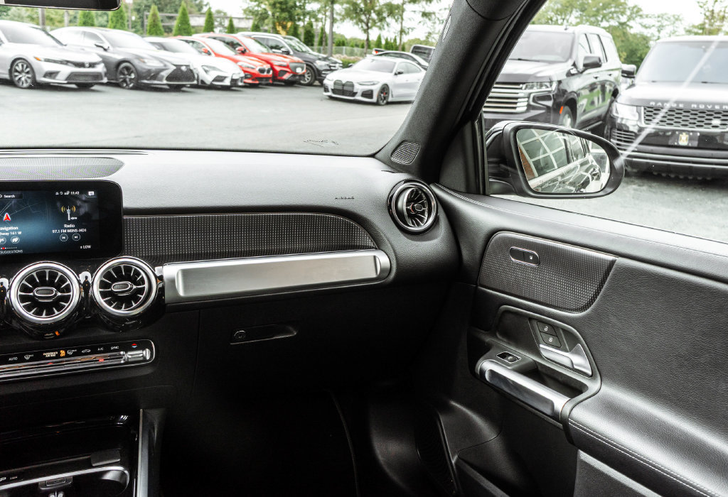 Used 2022 Mercedes-Benz GLB 250 4MATIC w/ Premium Package Lite image 13