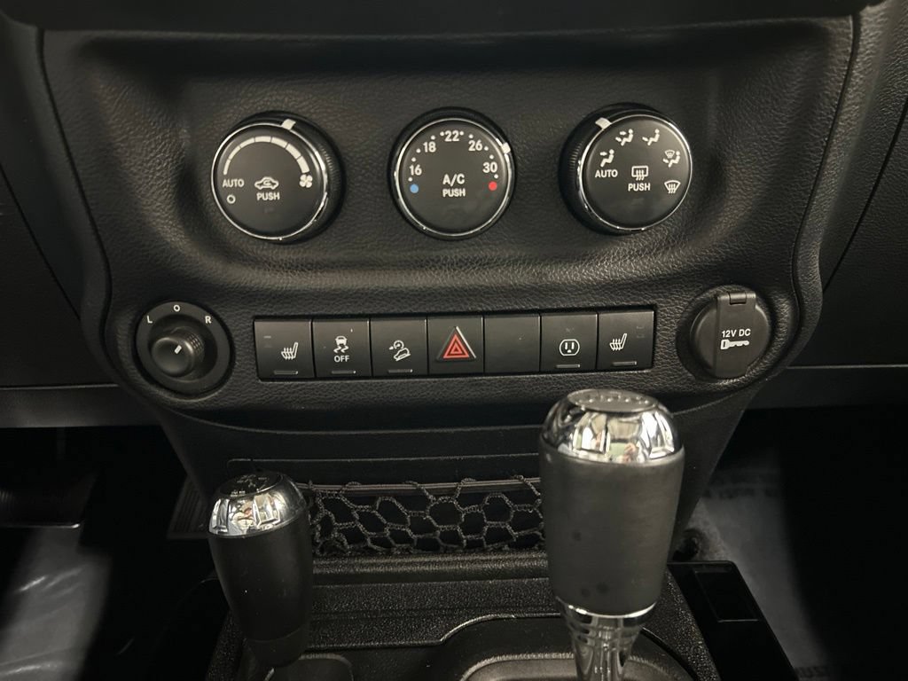 Used 2016 Jeep Wrangler Unlimited Sahara w/ Dual Top Group AWD/4WD image 23