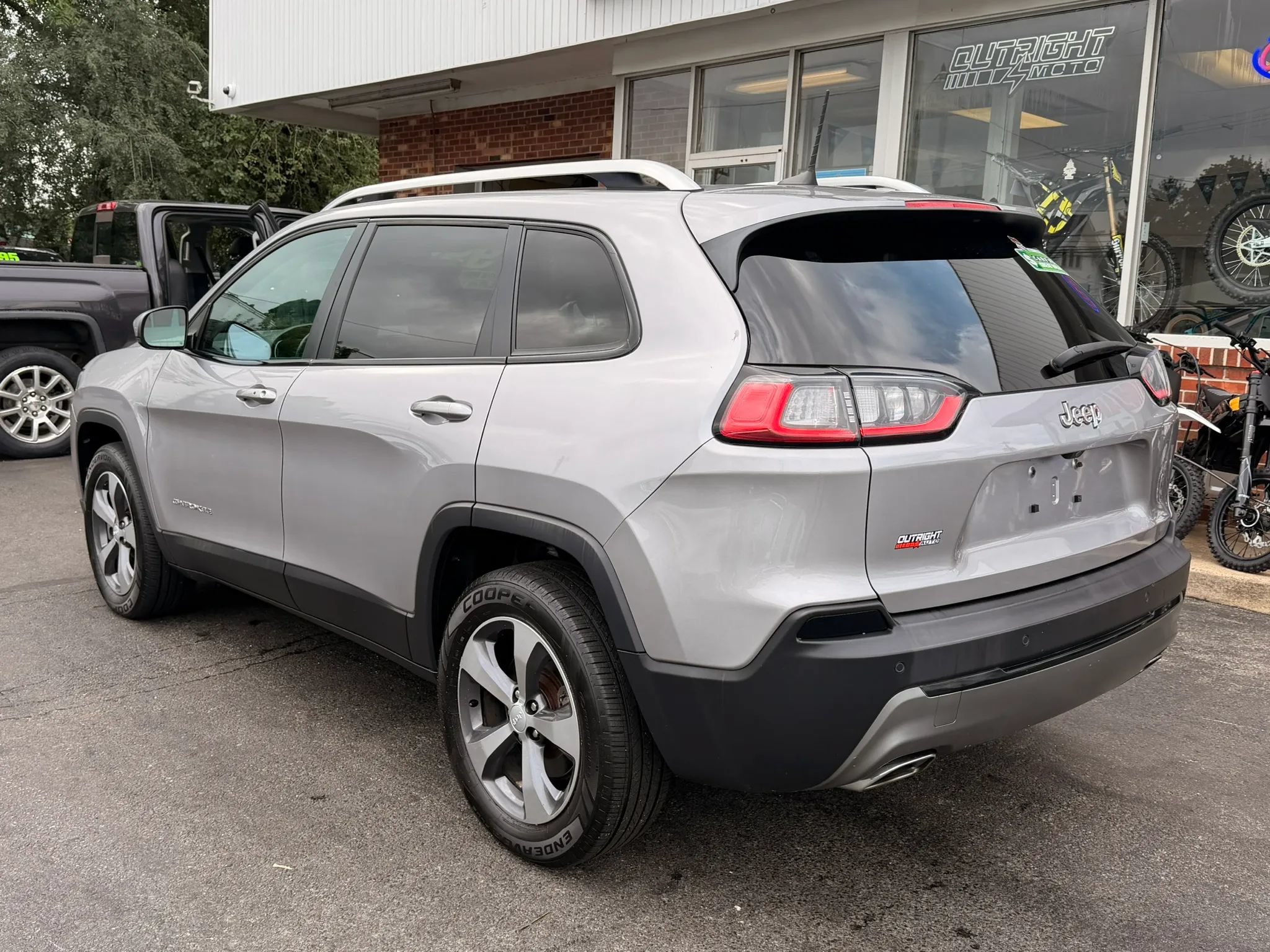 Used 2019 Jeep Cherokee Limited AWD/4WD image 2