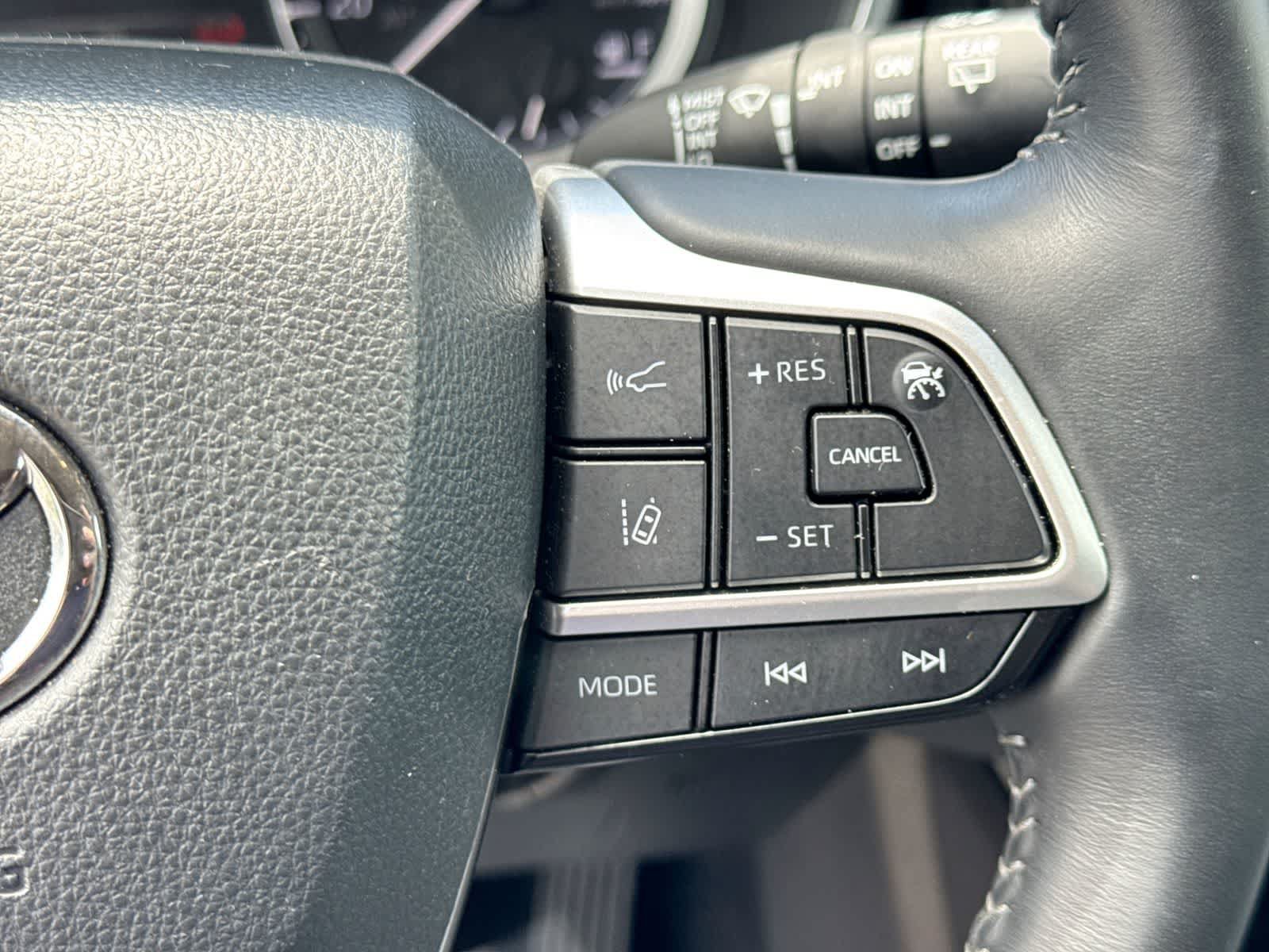 Used 2025 Toyota Highlander XLE FWD image 31