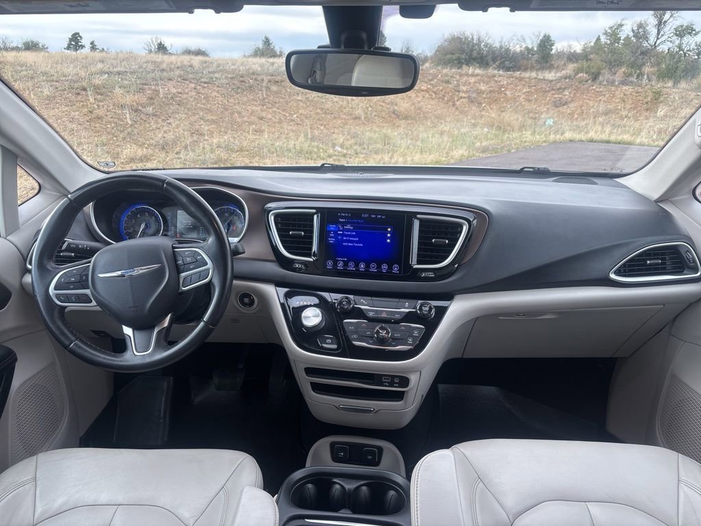 Used 2017 Chrysler Pacifica Touring-L FWD image 19