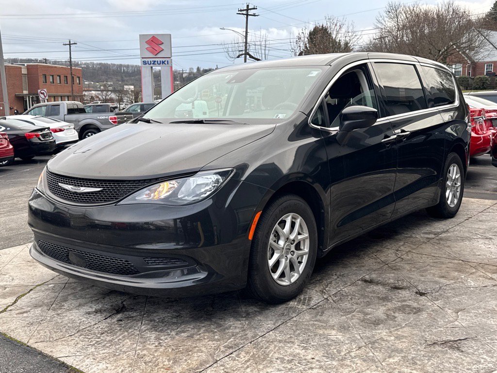 Used 2023 Chrysler Voyager LX image 5