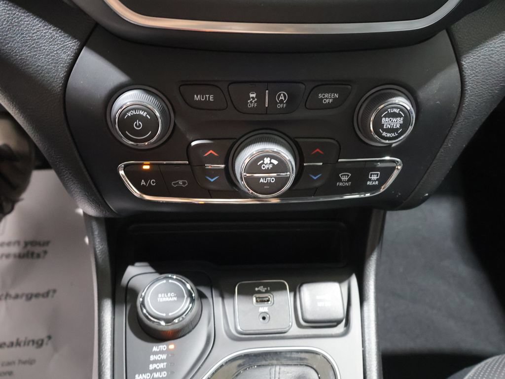 Used 2023 Jeep Cherokee Altitude Lux AWD/4WD image 28