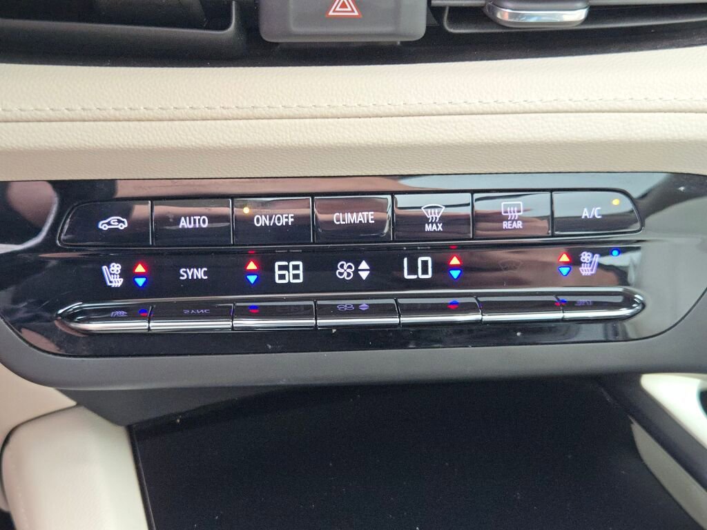 Used 2023 Buick Envision Avenir AWD/4WD image 30