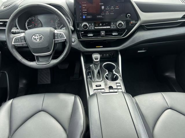 Used 2023 Toyota Highlander XLE AWD/4WD image 14