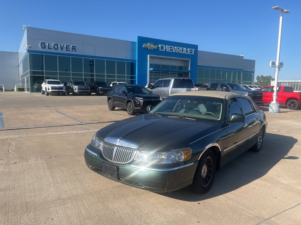 Used 2000 Lincoln Town Car Signature