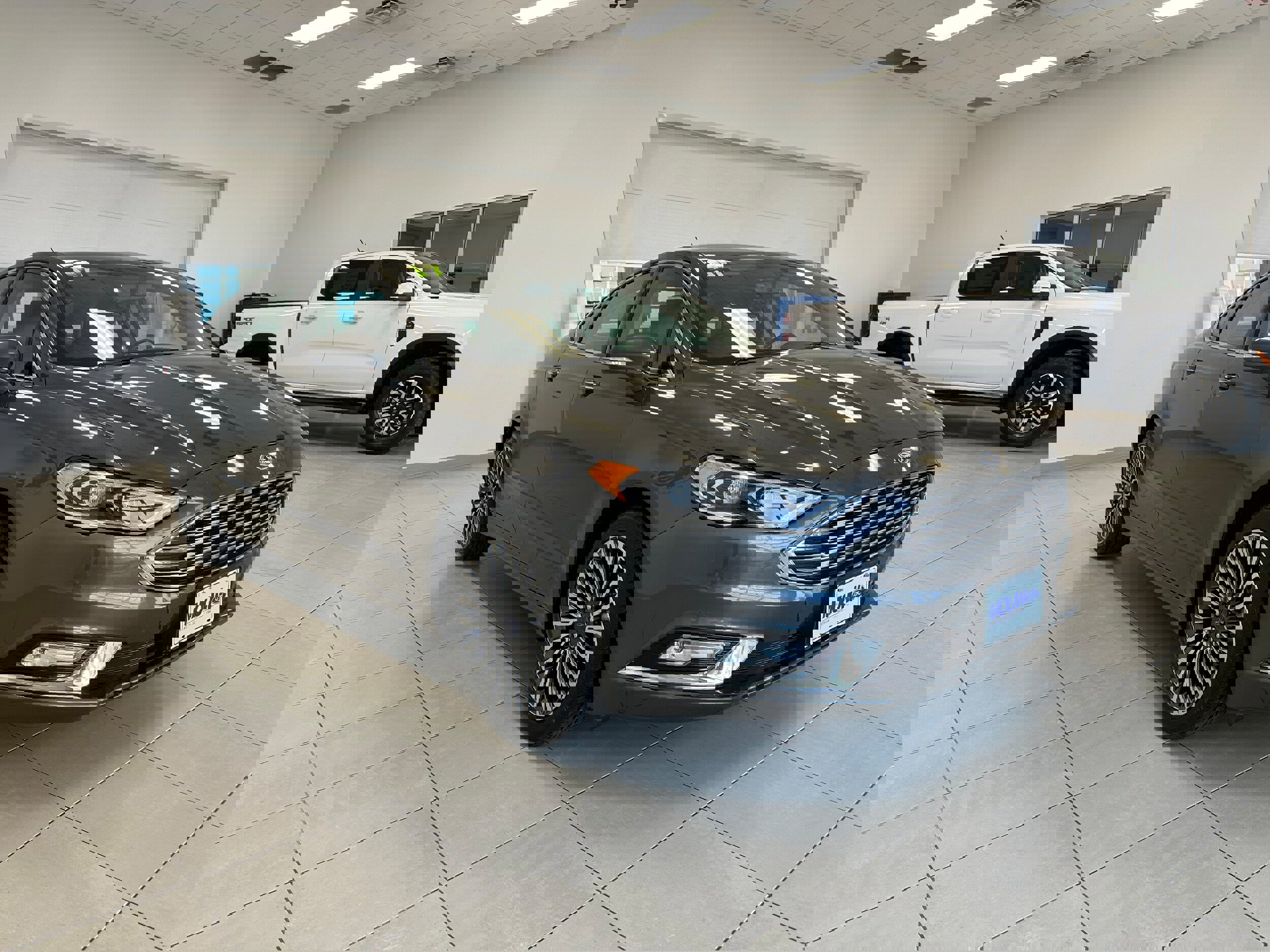 Used 2017 Ford Fusion SE w/ Fusion SE Technology Package image 4