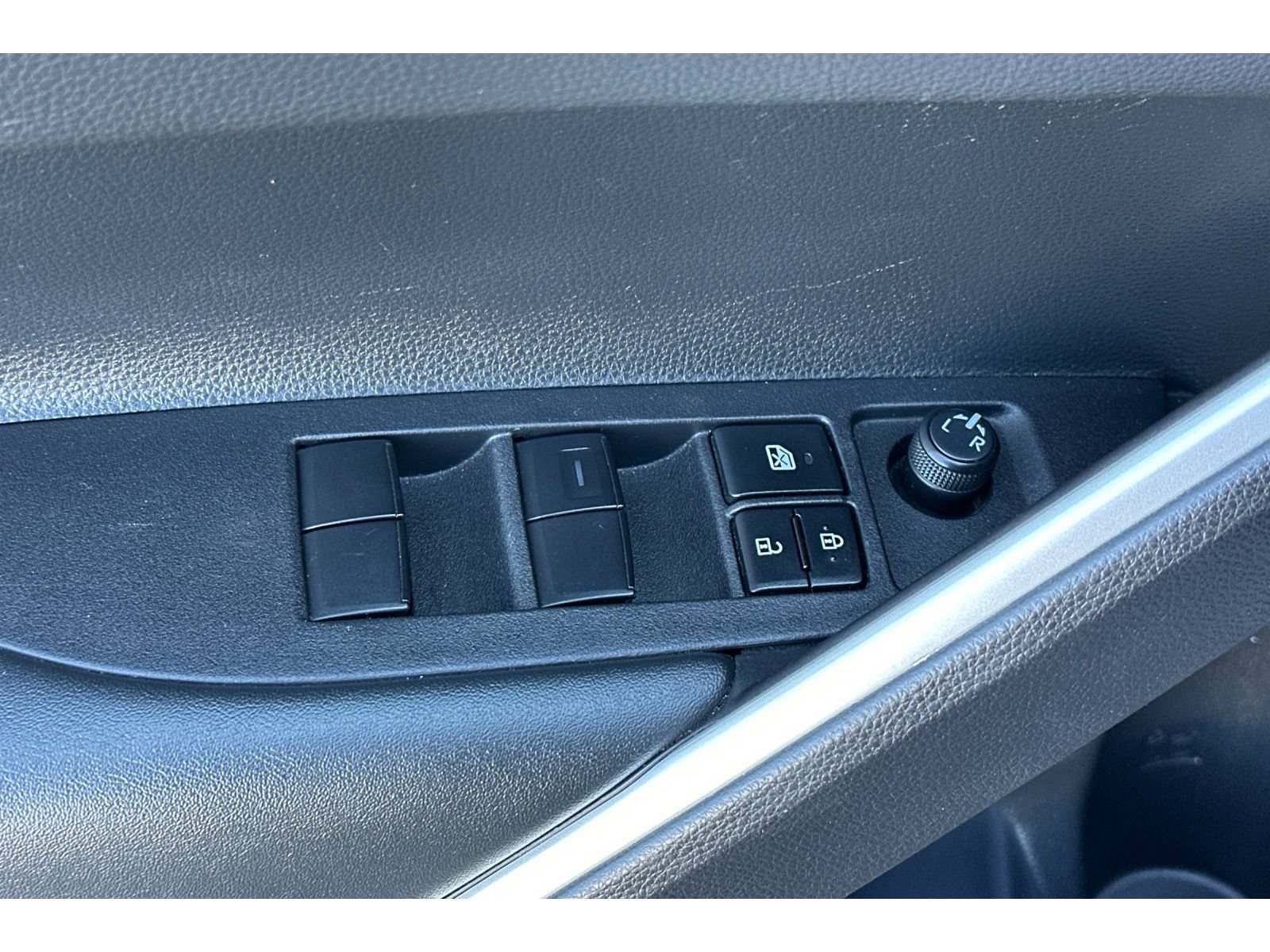 Used 2025 Toyota Corolla Cross XLE AWD/4WD image 12
