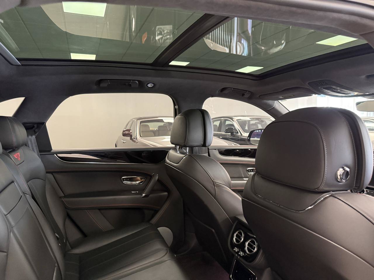 Used 2018 Bentley Bentayga AWD/4WD image 23