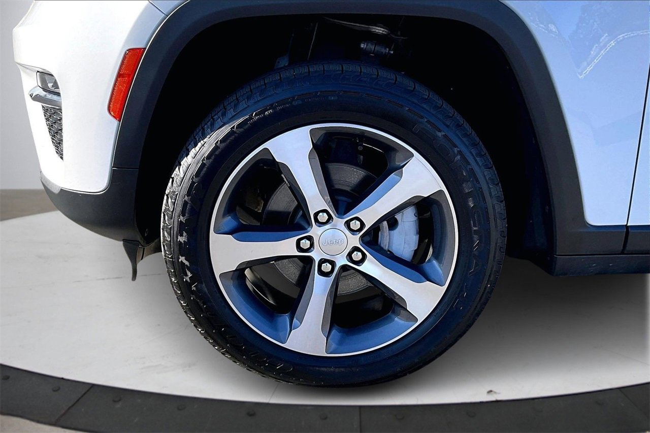 Used 2023 Jeep Grand Cherokee Limited image 32