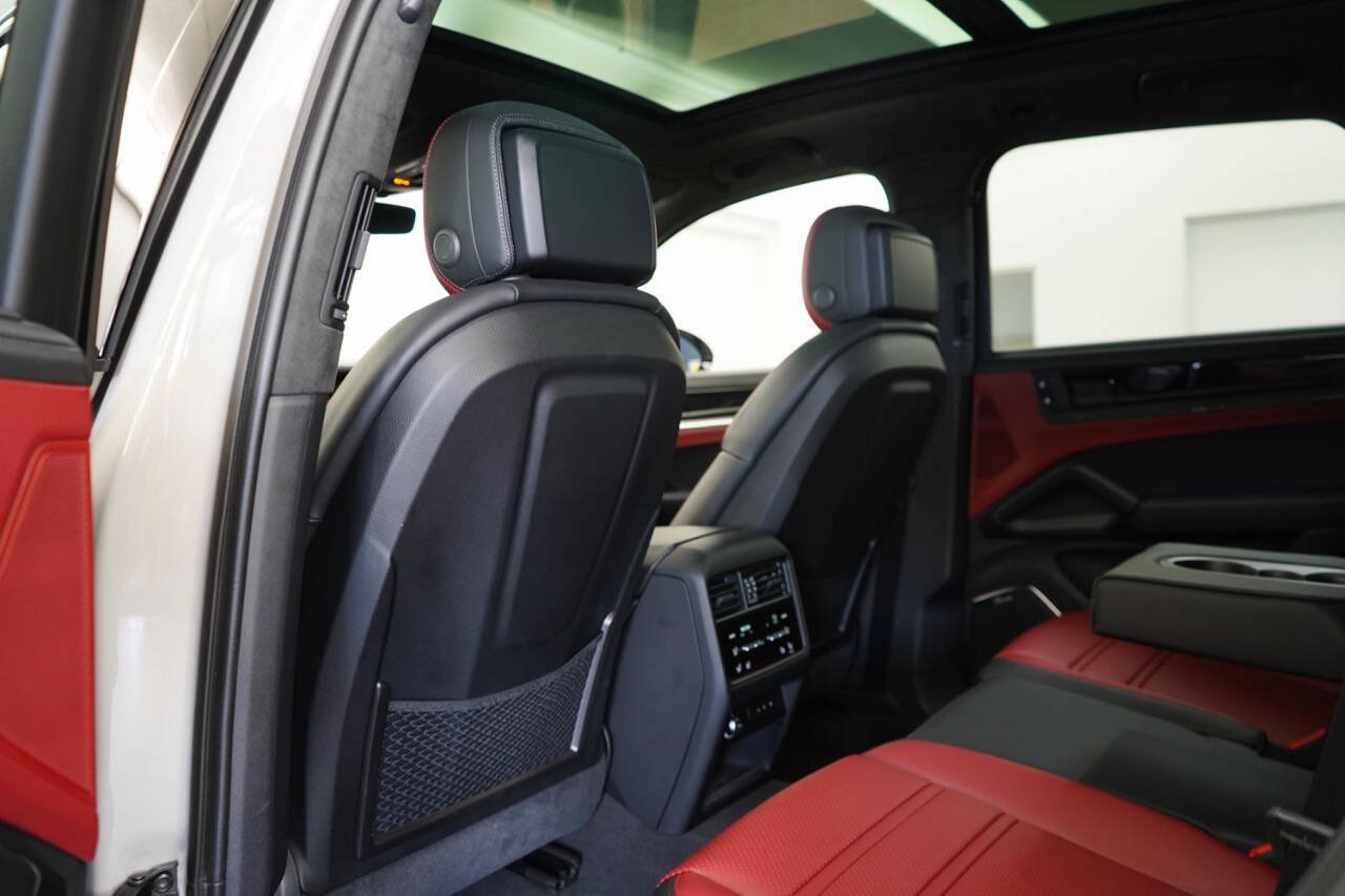 Used 2025 Porsche Cayenne GTS AWD/4WD image 69