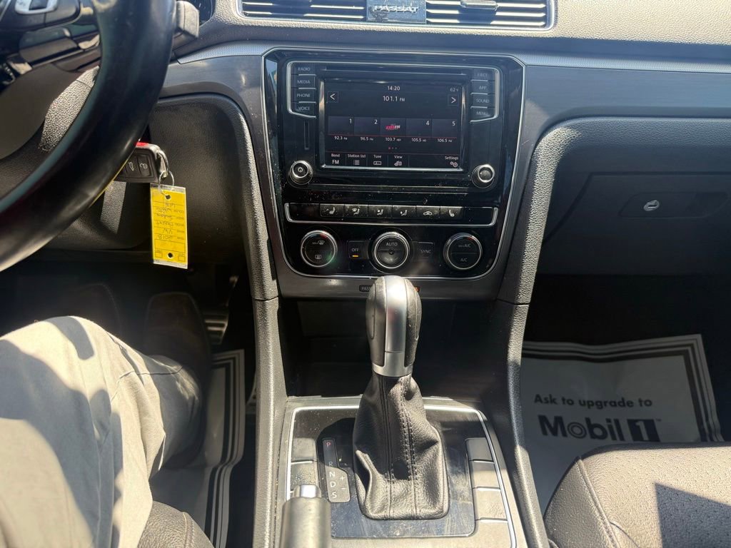 Used 2018 Volkswagen Passat 2.0T R-Line FWD image 15