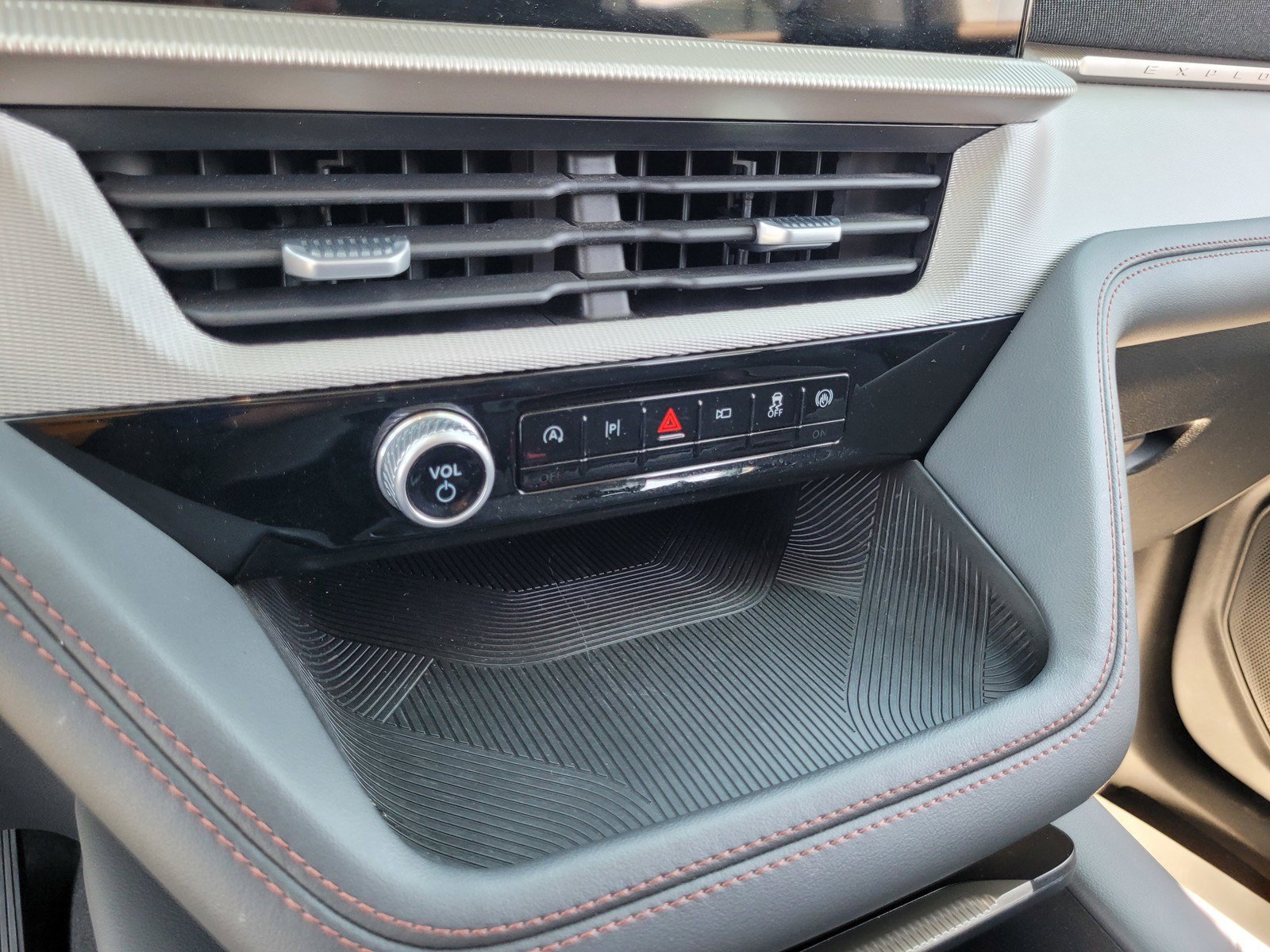 Used 2025 Ford Explorer Active RWD image 21