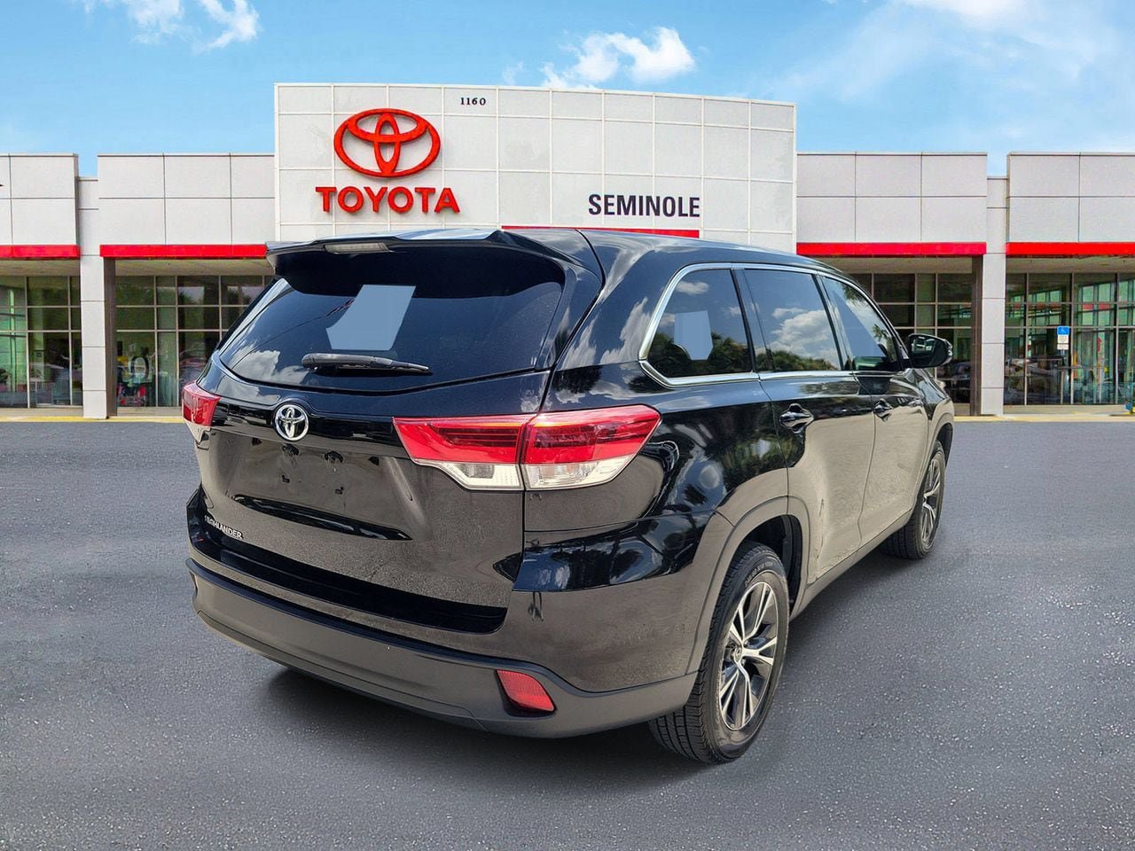 Used 2019 Toyota Highlander LE FWD image 3